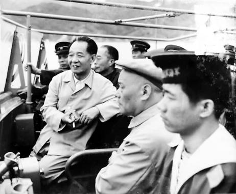 图五：胡耀邦同志在项南同志陪同下，考察海军某炮艇部队.jpg