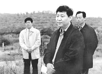 1999年11月，时任福建省委副书记、代省长习近平到长汀河田考察水土保持工作。.jpg