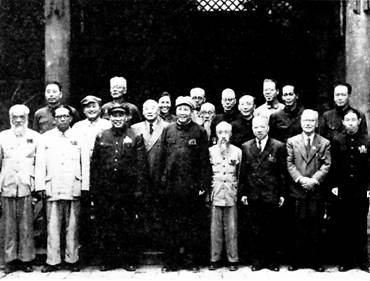 1949年新政协筹备会常务委员在中南海合影.jpg
