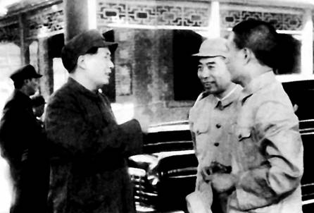1949年8月28日毛泽东（前左一）和周恩来（右二）在前门火车站月台上迎接宋庆龄来北平参加中国人民政治协商会议第一届全体会议.jpg