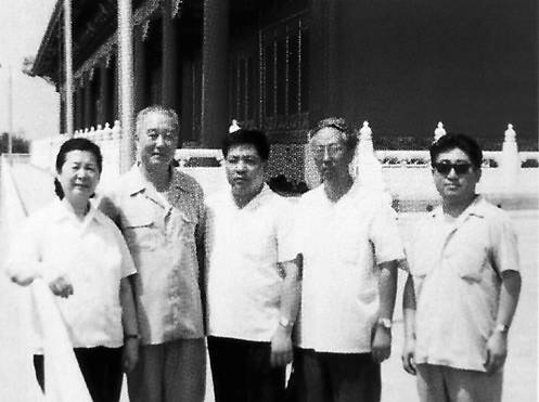 【补稿】1985年夏天，丁一岚（左一）、齐越（左二）与本文作者（左四）在天安门城楼上。.jpg