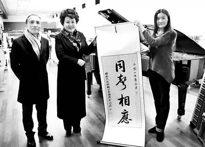 中国国侨办主任裘援平访问奥地利时参观白琳的钢琴厂.jpg