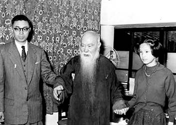 1９５７年，于右任７８岁，儿子与孙女侍于旁。.jpg