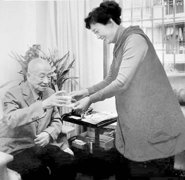 (6)图为2017年正月初一清早，张晓红为108岁的张老献第一杯“长寿茶”.jpg