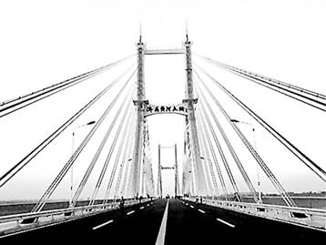 1982年7月建成的济南黄河公路大桥是当时亚洲最大跨径的预应力混凝土斜拉桥。.jpg