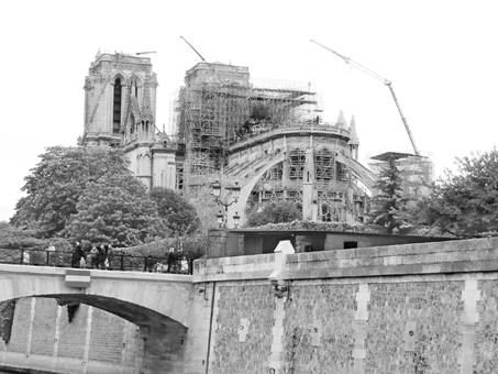 劫后的巴黎圣母院.jpg
