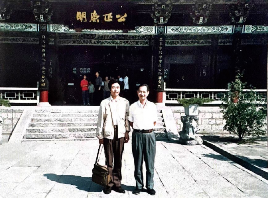 176572685994343.jpg 1990年10月,吴韶成(右)与友人摄于河南开封包公祠前.jpg