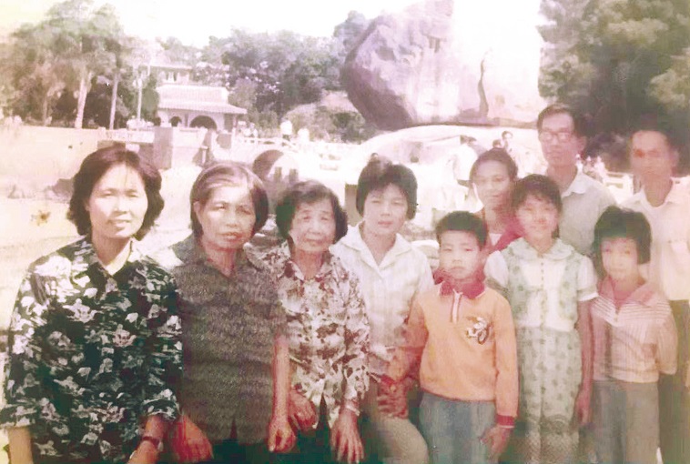 大姨回厦探亲合影（左起：杨小筠、母亲、大姨、翁丽芳、杨宇、张菁、杨蔚。后排右起：父亲、杨国桢、杨小苹）.jpg