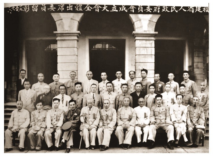 1950年10月16日，福建省人民政府委员会成立大会全体出席委员合影。前排中为张鼎丞_20260421224323.jpg